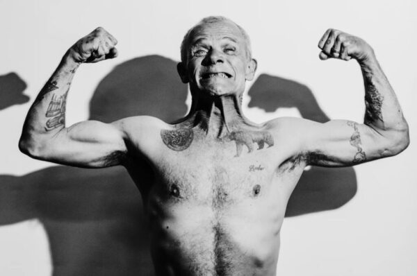 Flea, Michael Balzary, Red Hot Chili Peppers, basso elettrico, John Frusciante, Rick Rubin, Blood Sugar Sex Magik, Californication, Soul To Squeeze, Scar Tissue, Otherside, Hillel Slovak, funk rock, rock alternativo, basso funk, tecnica del basso, sound design, produzione musicale, mixaggio, dinamica, microdinamica, sustain, ghost notes, timbro, Fender Jazz Bass, Fender Precision Bass, architettura sonora, spazio musicale, silenzio musicale, storia del rock